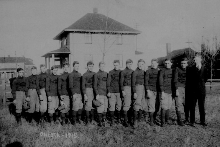 Oneota Football 1915 in line