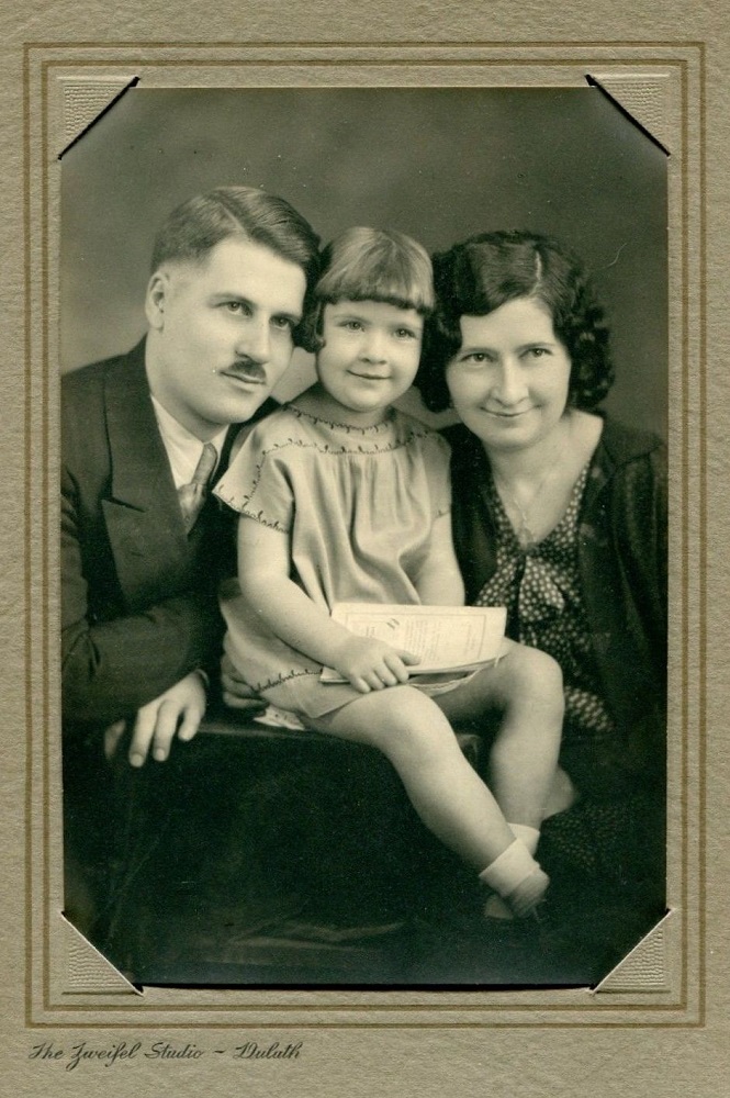 portrait-of-a-family-by-zweifel-circa-1930